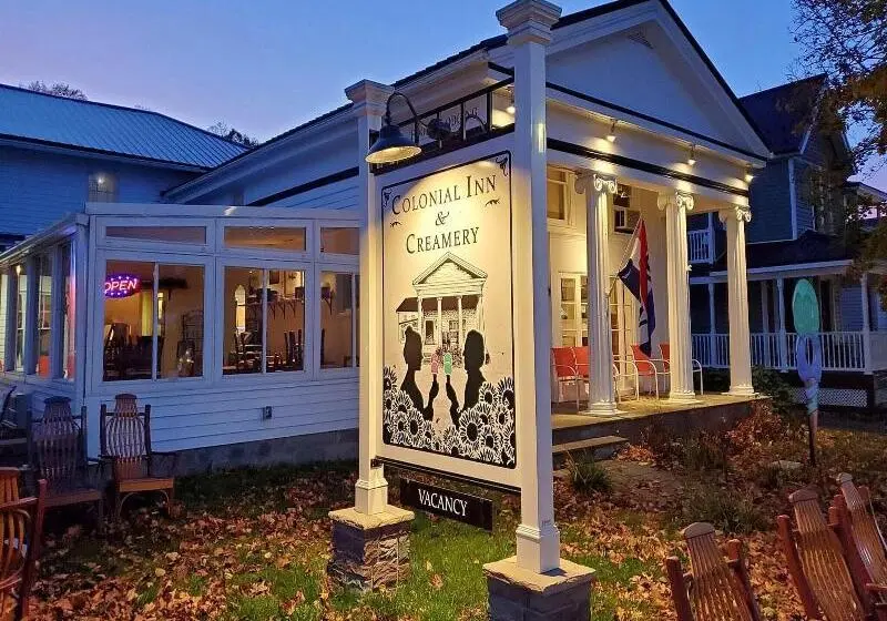 モーテル The Colonial Inn & Creamery