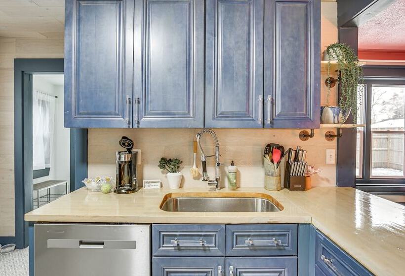 Charming Minneapolis Home W/ Deck, 5 Mi To Central