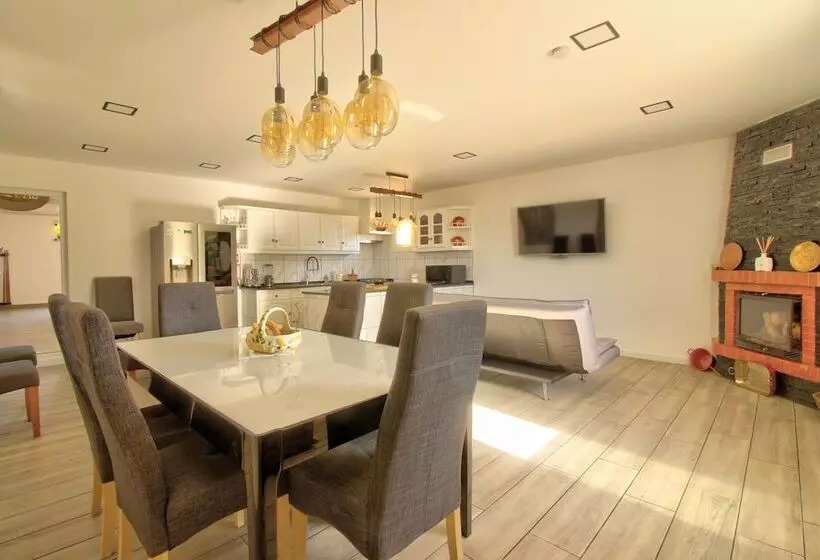 Retkeilymaja Amadeus Villa