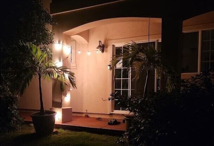 هاستل Robbins Estate