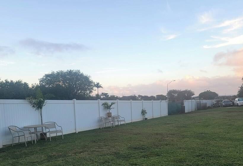 هاستل Robbins Estate