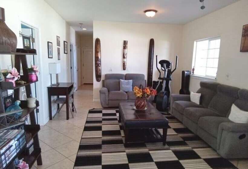 هاستل Robbins Estate