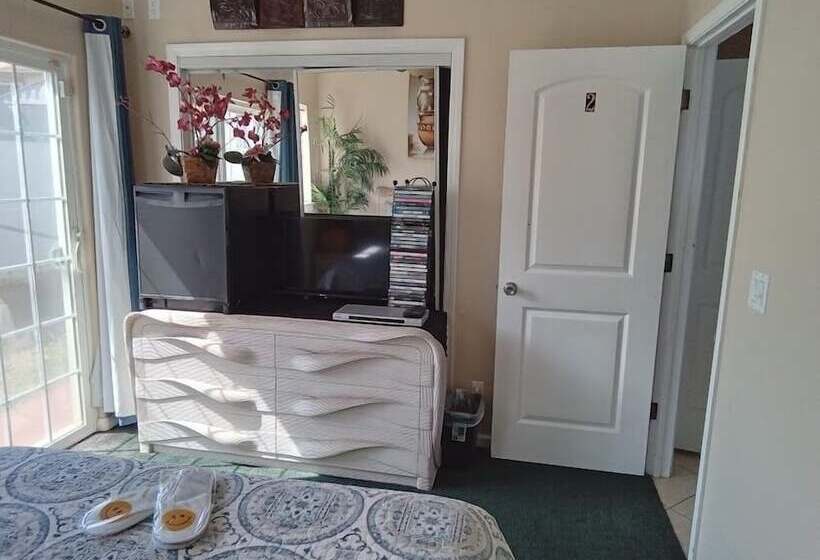 هاستل Robbins Estate