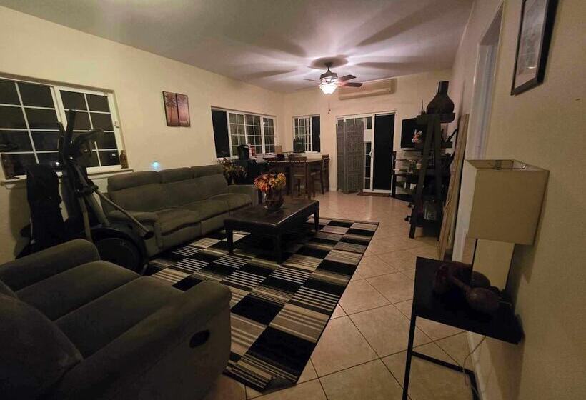 هاستل Robbins Estate