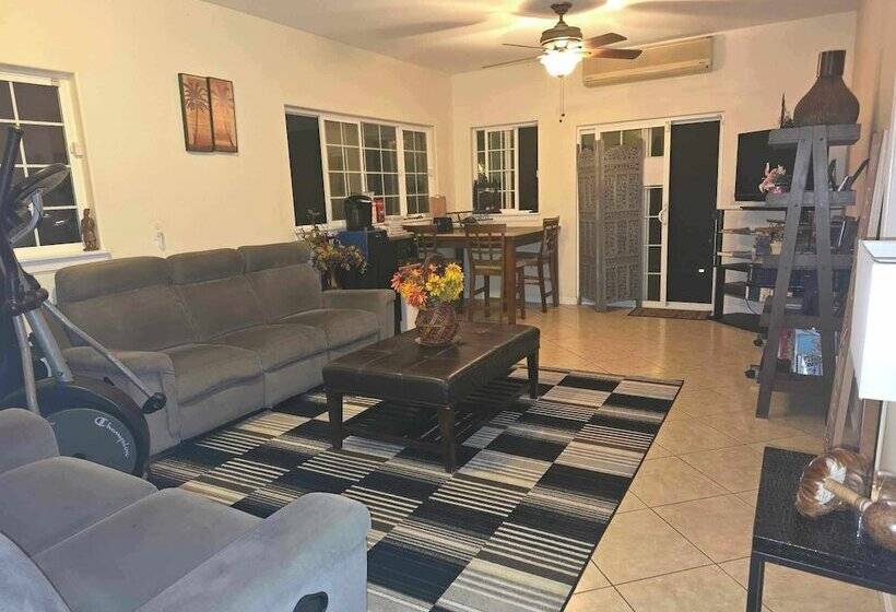 هاستل Robbins Estate