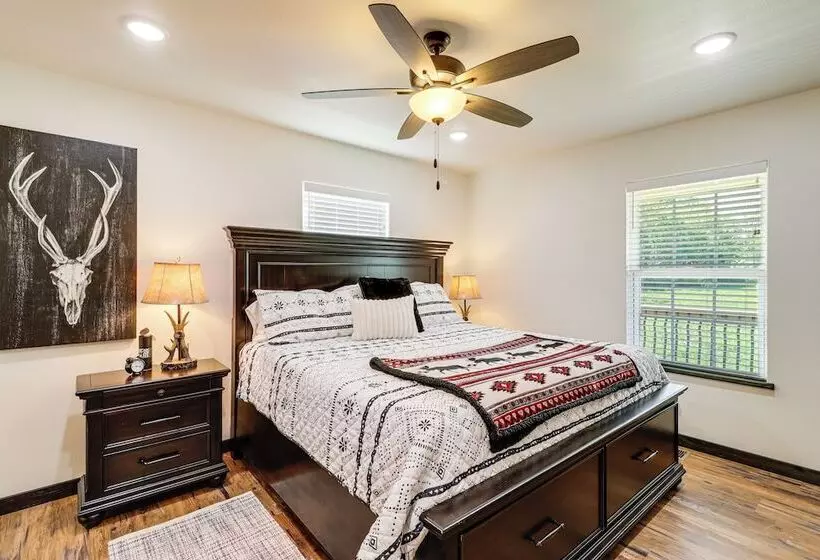 Arkansas Retreat W/ Deck, Fire Pit & Mtn Views!