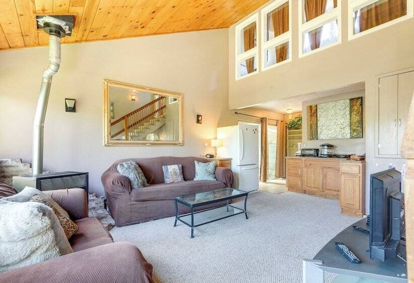 Auburn Cottage W/ Patios & Garden   3 Mi To Town!