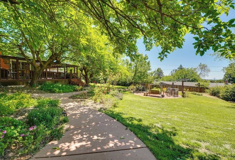 Auburn Cottage W/ Patios & Garden   3 Mi To Town!