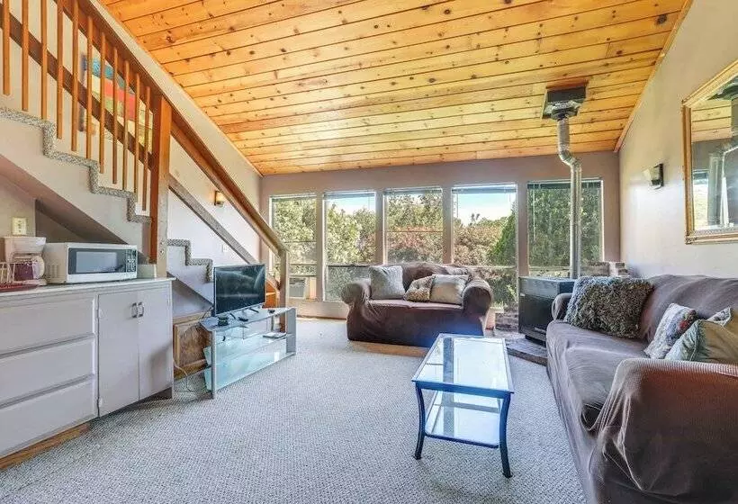 Auburn Cottage W/ Patios & Garden   3 Mi To Town!