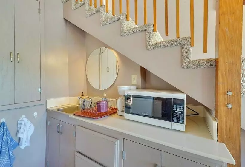 Auburn Cottage W/ Patios & Garden   3 Mi To Town!