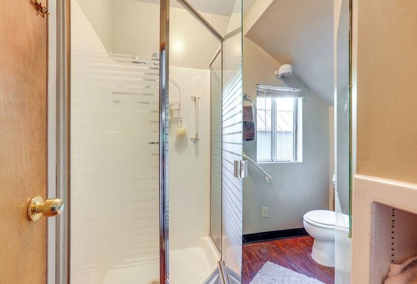 Auburn Cottage W/ Patios & Garden   3 Mi To Town!