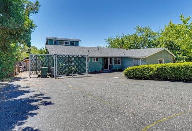 Auburn Cottage W/ Patios & Garden   3 Mi To Town!