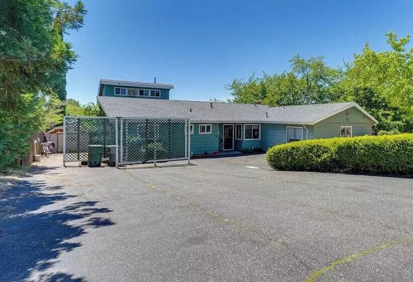 Auburn Cottage W/ Patios & Garden   3 Mi To Town!