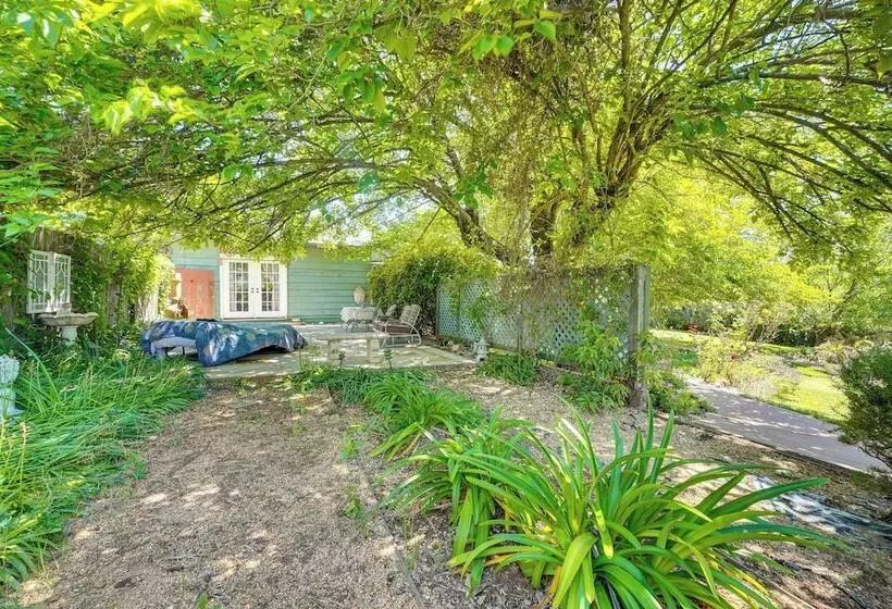 Auburn Cottage W/ Patios & Garden   3 Mi To Town!