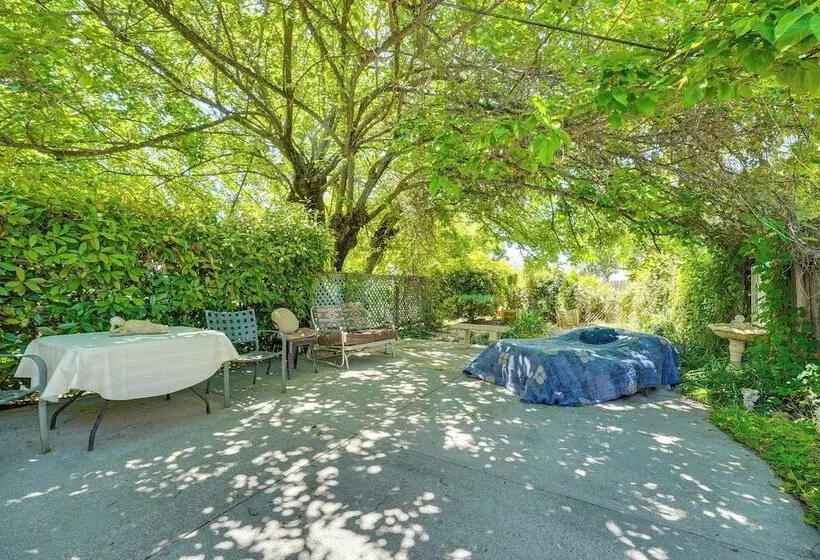 Auburn Cottage W/ Patios & Garden   3 Mi To Town!