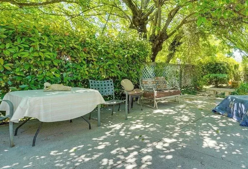 Auburn Cottage W/ Patios & Garden   3 Mi To Town!