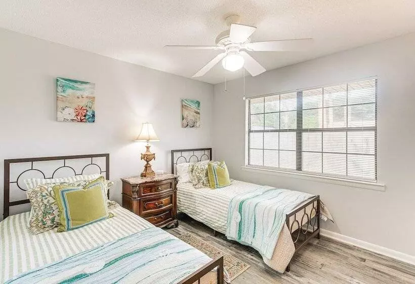 Brunswick Retreat W/ Patio & Grill, Near Beaches!