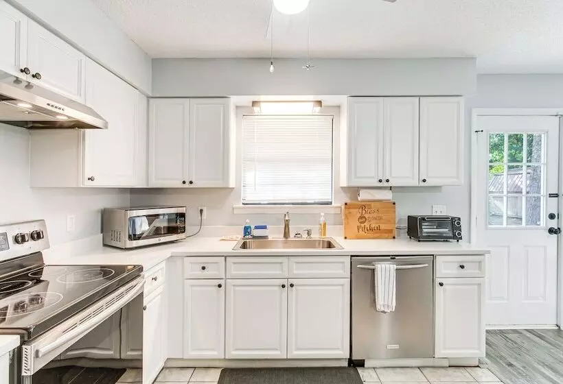 Brunswick Retreat W/ Patio & Grill, Near Beaches!