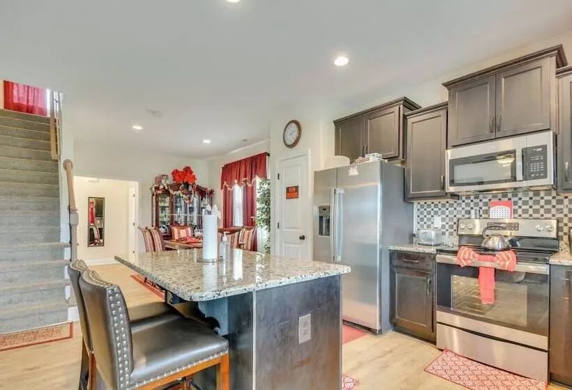 Charming Smithfield Home ~ 28 Mi To Raleigh!