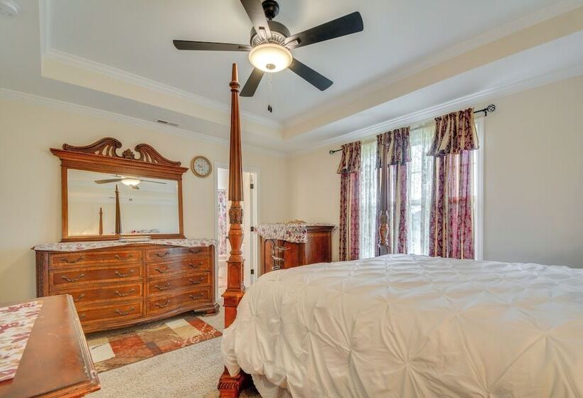 Charming Smithfield Home ~ 28 Mi To Raleigh!