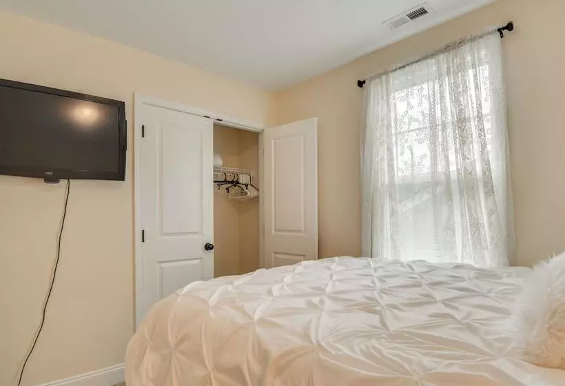 Charming Smithfield Home ~ 28 Mi To Raleigh!