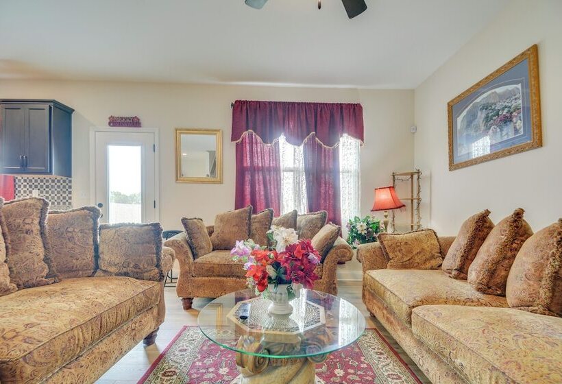 Charming Smithfield Home ~ 28 Mi To Raleigh!