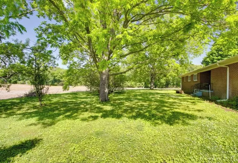 Dog Friendly Lexington Retreat: Step Free Access!