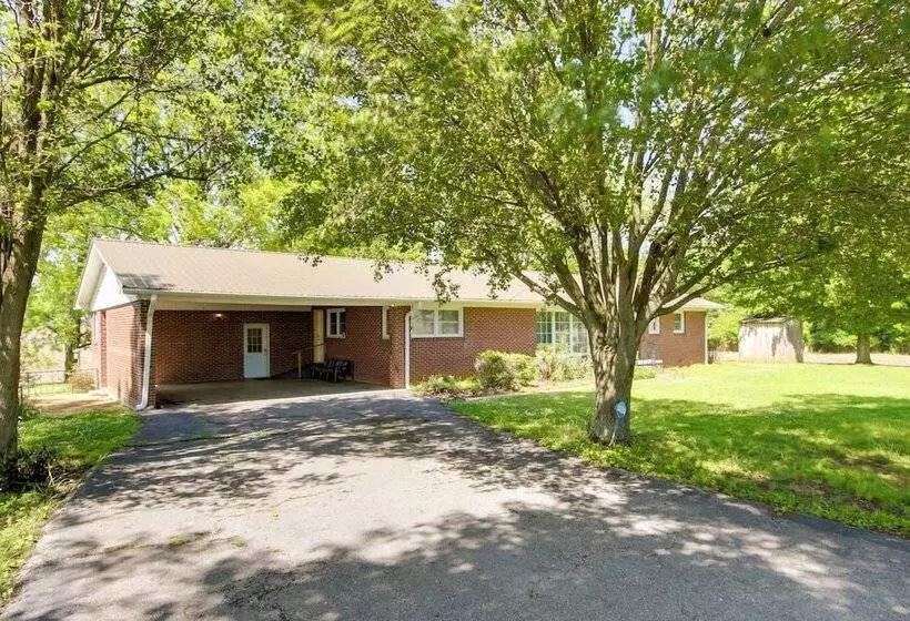 Dog Friendly Lexington Retreat: Step Free Access!