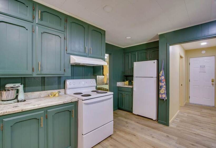 Dog Friendly Lexington Retreat: Step Free Access!