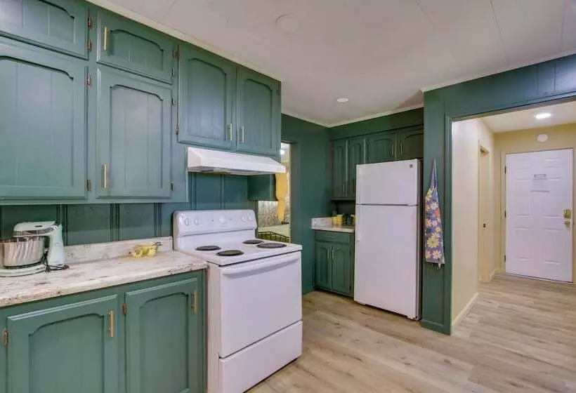 Dog Friendly Lexington Retreat: Step Free Access!