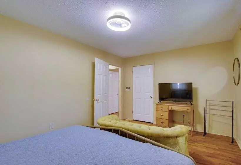 Dog Friendly Lexington Retreat: Step Free Access!