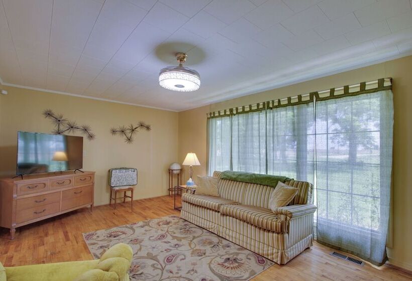 Dog Friendly Lexington Retreat: Step Free Access!