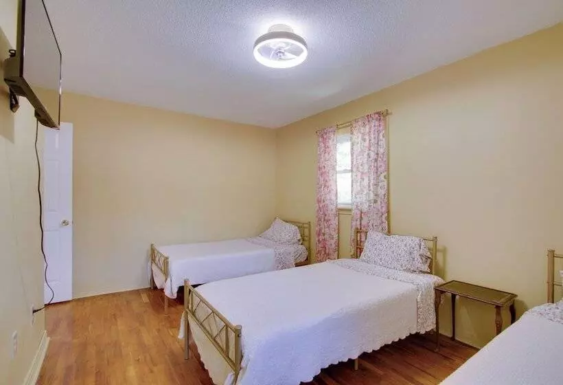 Dog Friendly Lexington Retreat: Step Free Access!