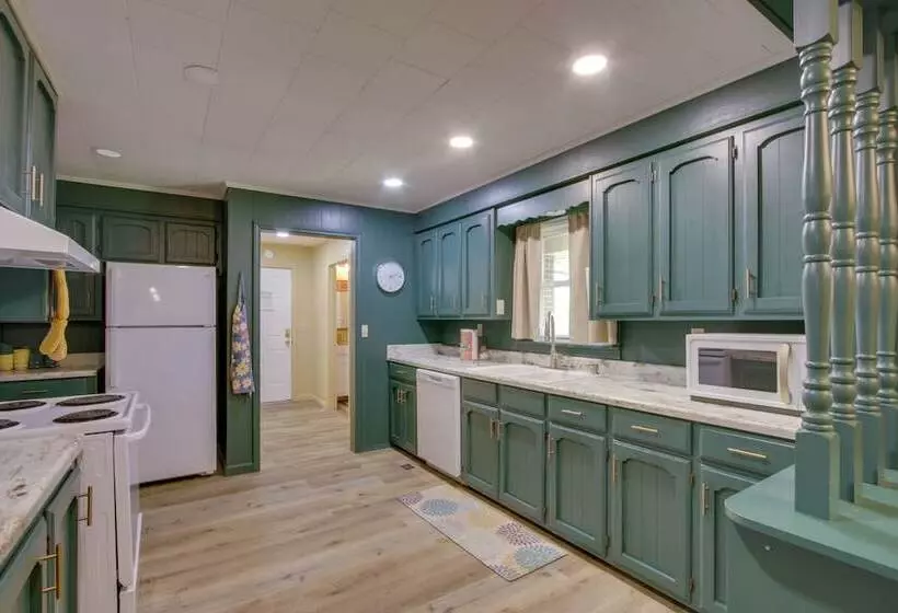 Dog Friendly Lexington Retreat: Step Free Access!