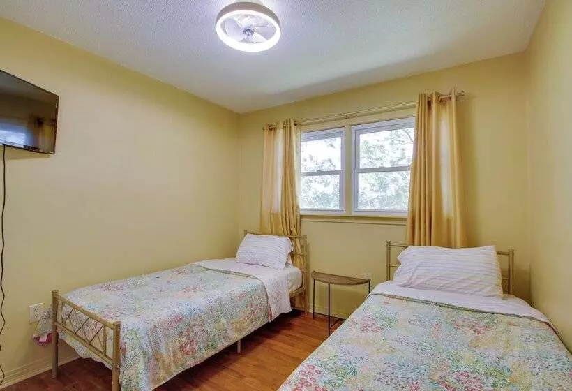 Dog Friendly Lexington Retreat: Step Free Access!