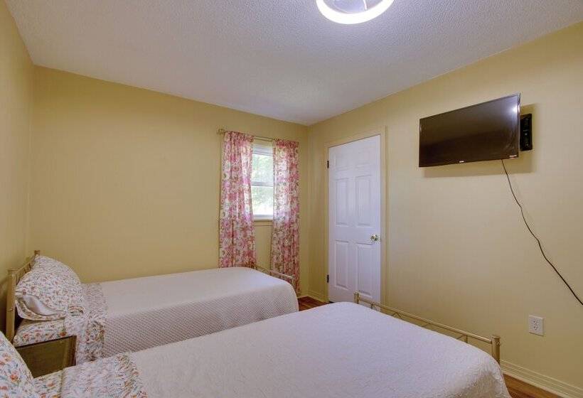 Dog Friendly Lexington Retreat: Step Free Access!