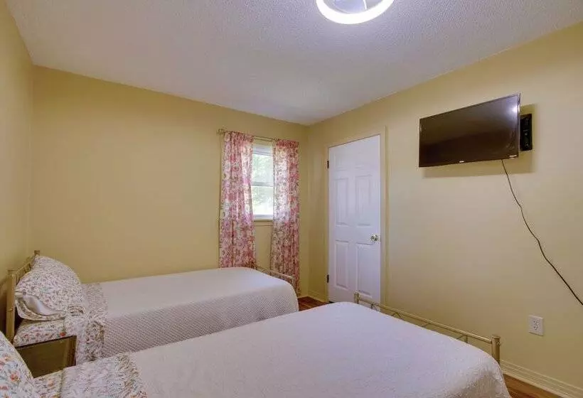 Dog Friendly Lexington Retreat: Step Free Access!