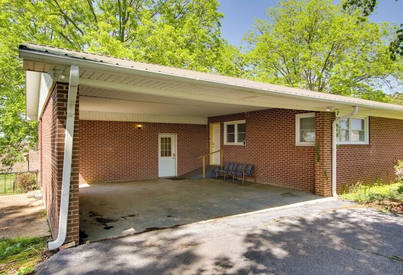 Dog Friendly Lexington Retreat: Step Free Access!