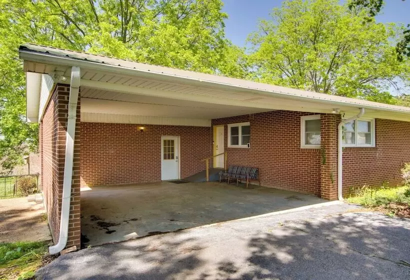 Dog Friendly Lexington Retreat: Step Free Access!