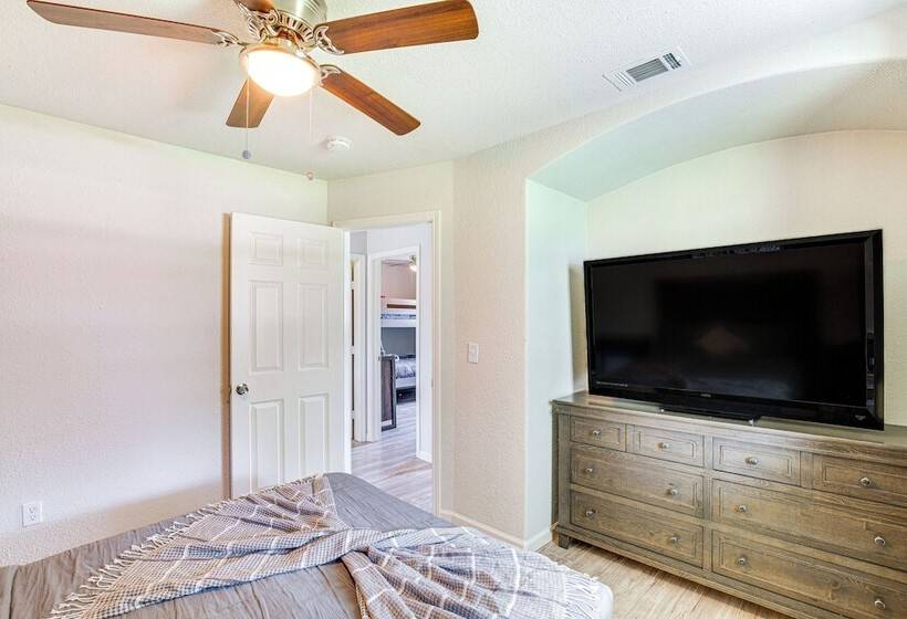 Granbury Home W/ Lake Views ~ 6 Mi To Boat Launch!