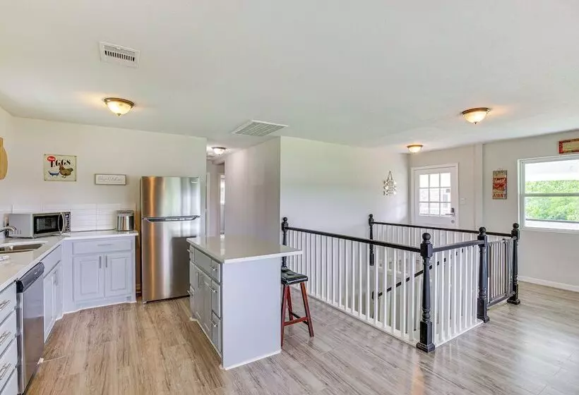 Granbury Home W/ Lake Views ~ 6 Mi To Boat Launch!