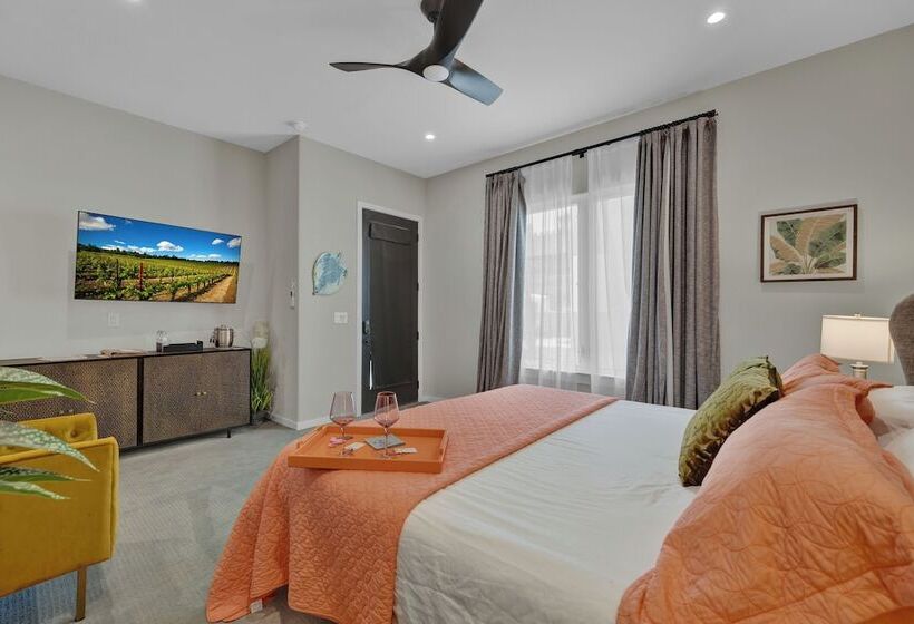 The Bentley Hotel Palm Room Hill Country View