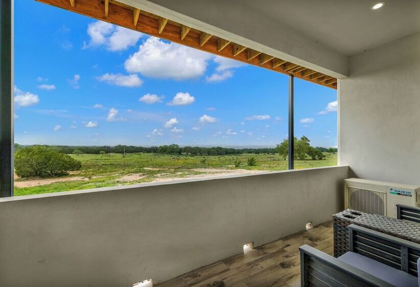 The Bentley Hotel   Clint Eastwood Room   Hill Country View