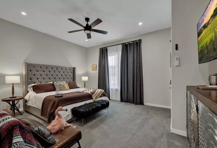 The Bentley Hotel   Clint Eastwood Room   Hill Country View