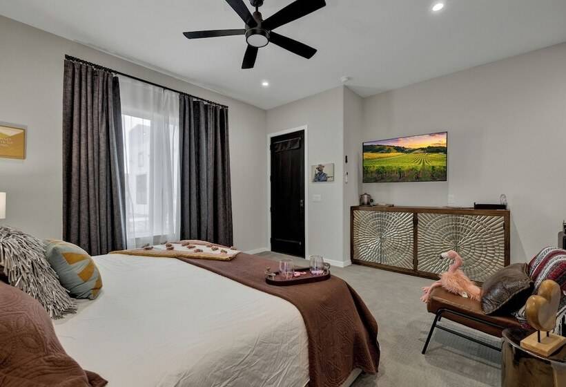 The Bentley Hotel   Clint Eastwood Room   Hill Country View