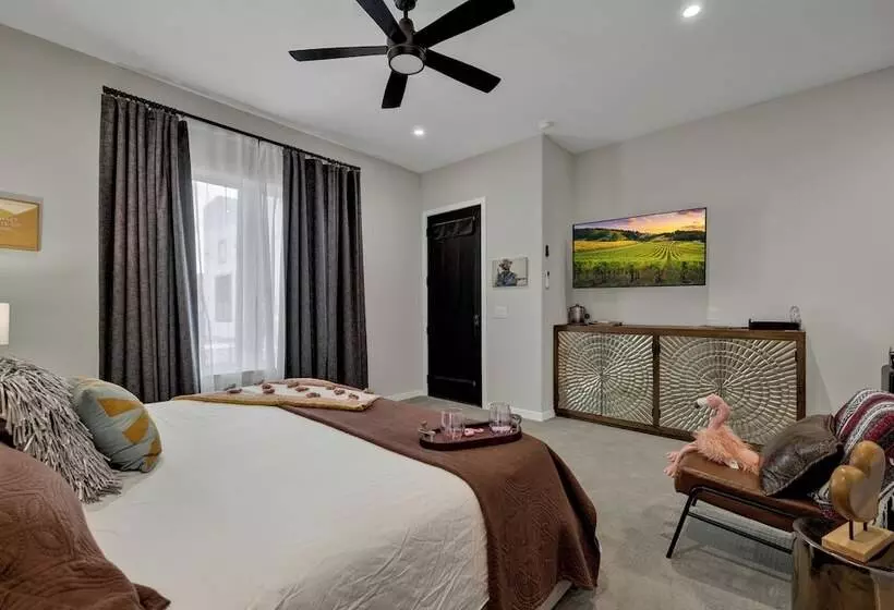 The Bentley Hotel   Clint Eastwood Room   Hill Country View