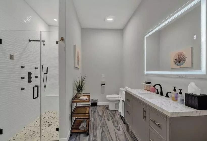 The Bentley Hotel   Clint Eastwood Room   Hill Country View