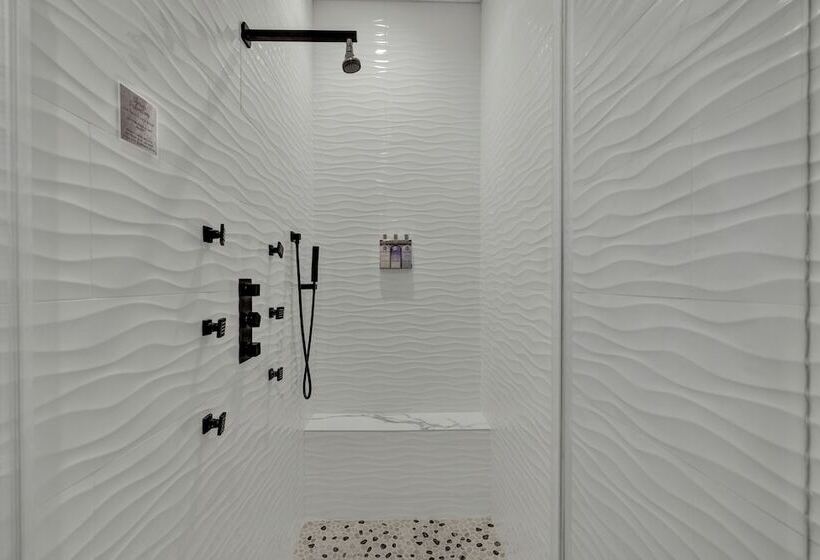 The Bentley Hotel   Clint Eastwood Room   Hill Country View