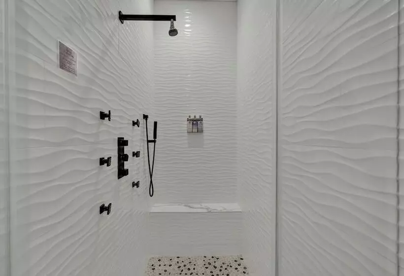 The Bentley Hotel   Clint Eastwood Room   Hill Country View