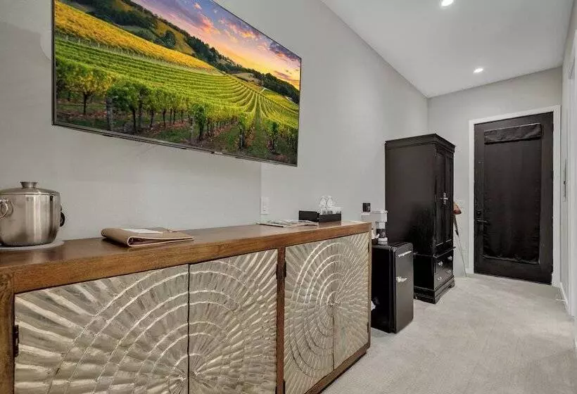 The Bentley Hotel   Clint Eastwood Room   Hill Country View